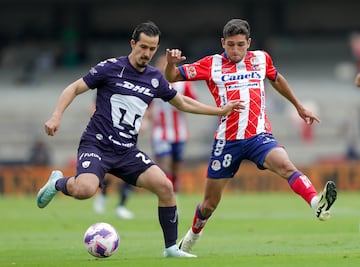 MEX2977. CIUDAD DE MÉXICO (MÉXICO), 20/10/2024.- Pablo Bennevendo (i) de Pumas disputa un balón con Juan Sanabria (d) de San Luis este domingo, durante un partido de la jornada 12 del Torneo Apertura 2024 entre Pumas y San Luis en el estadio Olímpico Universitario, de la Ciudad de México. EFE/ Isaac Esquivel
