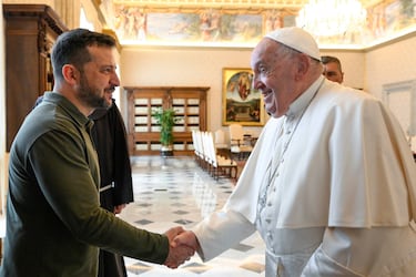 El papa Francisco se reunió con el presidente ucraniano Volodímir Zelenski durante una audiencia en el Palacio Apostólico el 11 de octubre de 2024 en la Ciudad del Vaticano.