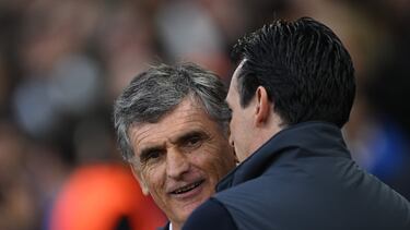Mendilibar, en el saludo con Emery del Aston Villa-Olympiacos.