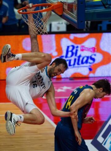 Begic se cuelga de la canasta en un mate con Tomic apartandose.