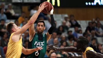 Sergi Vidal, con el bal&oacute;n, ante el Herbalife Gran Canaria.