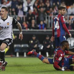 1x1 del Valencia: Soler vuelve a arrancar y Mina estuvo en todas