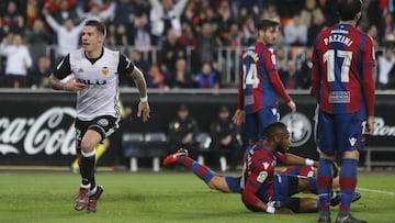 Santi Mina.