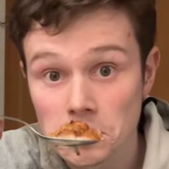 Un escocés que vive en Madrid prueba las torrijas por primera vez y lo que hace con ellas enfada a más de uno