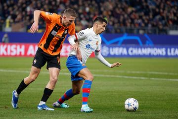 Danylo Sikan y Cancelo en un momento del partido.