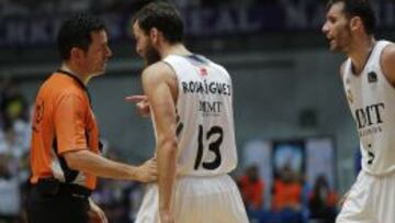 PROTESTAS. Sergio Rodr&iacute;guez intenta hablar con Antonio Conde mientras Rudy Fern&aacute;ndez protesta una decisi&oacute;n durante el primer partido de la final.
 