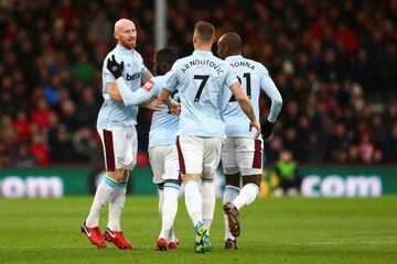 Durante el Boxing Day de 2017 en la Premier League, parece que los encargados de la utilería del West Ham seguían de fiesta y erraron en el estampado de la camiseta de su delantero.