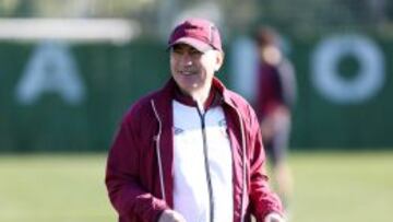 El entrenador del Rub&iacute;n, Kurban Berdiev, durante un entrenamiento en Marbella el 29 de enero. 