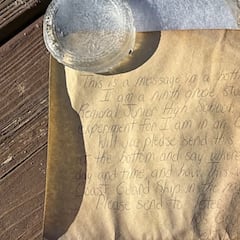 Encuentran un mensaje en una botella de 1976 y se llevan una sorpresa tras encontrar al autor: “Es increíble”