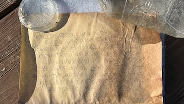 Encuentran un mensaje en una botella de 1976 y se llevan una sorpresa tras encontrar al autor: “Es increíble”