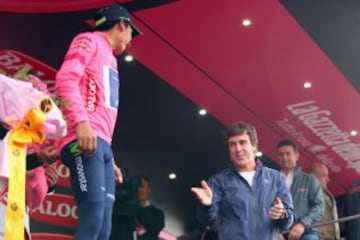 Alonso entrega la maglia rosa en el Giro