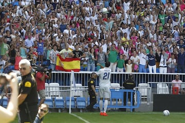 Muchos seguidores se acercaron al Santiago Bernabéu para apoyar al canterano.