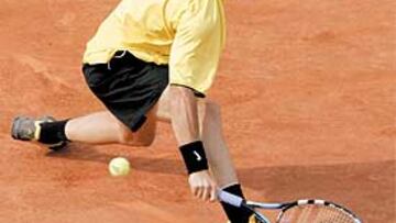 <b>EL TOREADOR DE PARIS.</B> De amarillo y negro, Moyá humilló a Sluiter con toques y golpes de maestro.