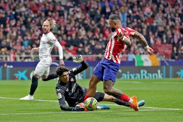 Mano a mano entre Memphis Depay y Yassine Bounou 'Bono'.