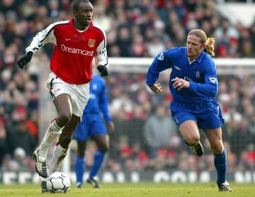 Patrick Vieira en pugna con Emmanuel Petit en un Arsenal-Chelsea (2-1) de diciembre de 2001.