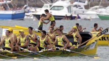 Los remeros de la trainera de Portugalete &quot;Jarrilera&quot; (detr&aacute;s) se abrazan tras la regata clasificatoria para la Bandera de la Concha..