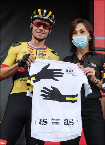 La exciclista Dori Ruano entrega a Primo Roglic el Maillot Solidario. 
 