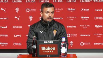 07-12-24. RUBÉN ALBÉS, ENTRENADOR DEL SPORTING, EN LA RUEDA DE PRENSA EN MAREO.
