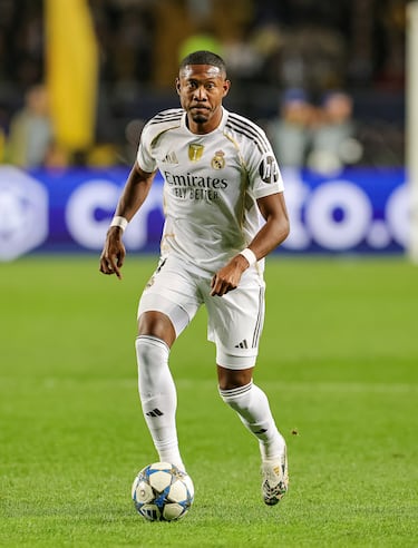 Bayern de Múnich (2010-21 | 91 partidos) | Real Madrid C. F. (2021-actualidad | 32 partidos) | El defensa central austriaco suma 123 encuentros en los que ha marcado 6 goles compitiendo en dos clubes diferentes. 