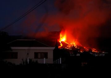 La erupción volcánica ayer (domingo 19 de septiembre) en los alrededores de Las Manchas, en El Paso (La Palma), después de que el complejo de la Cumbre Vieja acumulara miles de terremotos en la última semana, conforme el magma iba presionando el subsuelo en su ascenso. Las autoridades habían comenzado horas antes evacuar a las personas con problemas de movilidad en cuatro municipios.