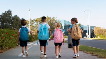 Niños de espaldas colegio