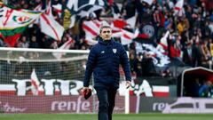 MADRID, SPAIN - MARCH 05: Ernesto Valverde, Head Coach of Athletic Club, inspects the pitch prior to the LaLiga Santander match between Rayo Vallecano and Athletic Club at Campo de Futbol de Vallecas on March 05, 2023 in Madrid, Spain. (Photo by Florencia Tan Jun/Getty Images)