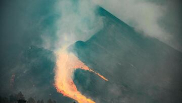 GRAFCAN4444. EL PASO (LA PALMA), 09/10/2021.- - El flanco norte del volcán que entró en erupción el pasado 19 de septiembre en La Palma se ha derrumbado. En la imagen, momento del derrumbe y de la salida de la lava. EFE/ Miguel Calero
