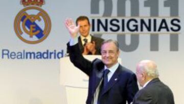 Florentino defendi&oacute; a Mourinho durante el acto de las insignias.