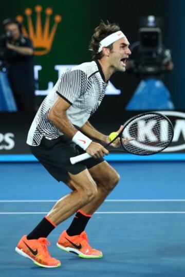 Roger Federer celebra su victoria en la final del Open de Australia ante Rafa Nadal.
