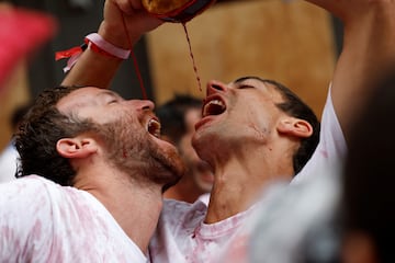 Los San Fermines vuelven tras dos años de parón debido a la pandemia. El exjugador de fútbol Juan Carlos Unzué prenderá la mecha del cohete inaugural. “Bienvenidos a las fiestas más grandes del mundo" ha sido el mensaje de la ciudad.