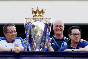 El dueño del Leicester Vichai Srivaddhanaprabha, Claudio Ranieri y el vicepresidente Aiyawatt Srivaddhanaprabha con el trofeo de campeón de la Premier League.