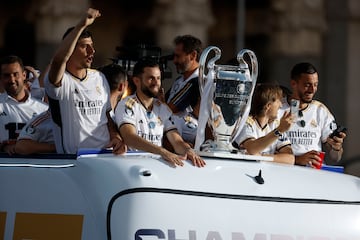 El capit¨¢n Nacho al frente del autob¨²s que lleva a los jugadores a Cibeles.