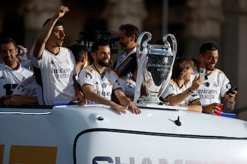 El capitán Nacho al frente del autobús que lleva a los jugadores a Cibeles.