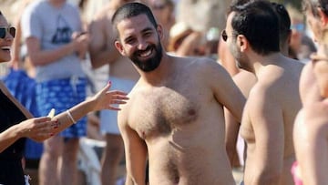 Una foto de Arda Turan en la playa revoluciona las redes