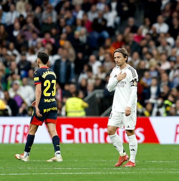 Latigazo de volea del croata tras el rechace de un crner que entra por la escuadra. El baln le lleg en la frontal y no se lo pens. Modric control y dispar de volea. Hasta Bellingham se puso de pie en el palco para celebrarlo. El Bernabu core su nombre.