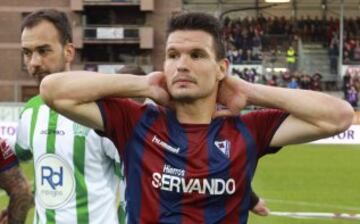 El jugador del Eibar, Errazti, tras el partido de la jornada 38 de la Liga BBVA de fútbol disputado hoy contra el Córdoba en Eibar.