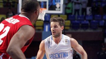 PAN03. CIUDAD DE PANAMÁ (PANAMÁ), 26/11/2017.- El panameño Javier Carter (i) en acción ante el argentino Nicolás Laprovittola (d) hoy, domingo 26 de noviembre de 2017, durante un partido entre Argentina y Panamá p