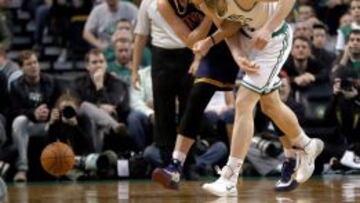 Kevin Love se lesion&oacute; en esta acci&oacute;n con Kelly Olynyk.