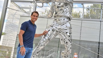 Rafa Nadal posa junto a su estatua en Roland Garros.