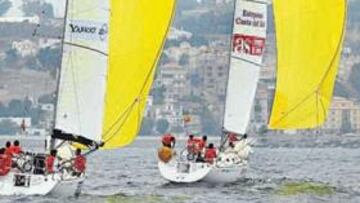 <b>'AS ESTEPONA'. </b>El barco patroneado por Alberto Vadell (derecha) está entre los candidatos al triunfo.