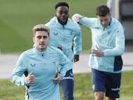 LEZAMA (BIZKAIA), 20/12/2025.- Robert Navarro (i) durante el entrenamiento con el que el Athletic de Bilbao ha comenzado este sábado a preparar el partido liguero del lunes ante el Espanyol en San Mamés. EFE/ Miguel Toña