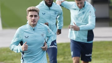 LEZAMA (BIZKAIA), 20/12/2025.- Robert Navarro (i) durante el entrenamiento con el que el Athletic de Bilbao ha comenzado este sábado a preparar el partido liguero del lunes ante el Espanyol en San Mamés. EFE/ Miguel Toña