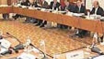 <b>LOS 17 GRANDES DE EUROPA.</B> Florentino presidió en Bruselas la cumbre de los 17 grandes clubes de fútbol del continente. Sólo faltó el Liverpool.