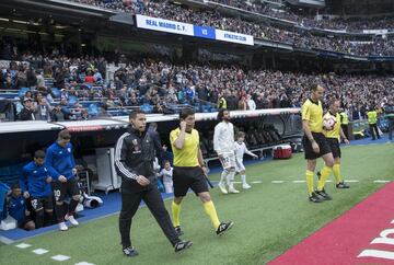 Salida al campo de los jugadores del Real Madrid y el Athletic Club. 