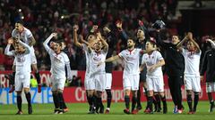 Los jugadores del Sevilla celebran con su afici&oacute;n la victoria ante el Real Madrid.
