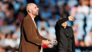 Claudio Giráldez, entrenador del Celta, dirige a su equipo durante el partido contra el Athletic en Balaídos.