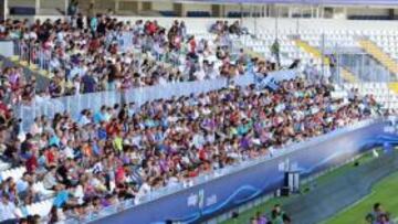 <b>MAÑANA ANIMADA. </b>Las gradas de La Rosaleda se llenaron ayer de afi cionados que presenciaron el entrenamiento de su equipo.