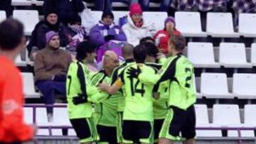 <b>'CHUPETAZO'. </b>Los jugadores del Zaragoza celebran el soberbio gol de punterazo del Chupete Suazo.
