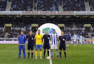 El árbitro Mateu Lahoz acompañado por sus asistentes Cebrián Devis y Rubio Palomino, el cuarto árbitro López López y los capitanes David García y Xabi Prieto.