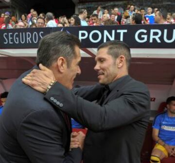 Los entrenadores del Atlético de Madrid, el argentino Diego Simeone y del Granada, José Ramón Sandoval se saludan al inicio del partido de la trigésimo octava jornada y última de Liga, que disputan en el estadio Los Cármenes de Granada. 